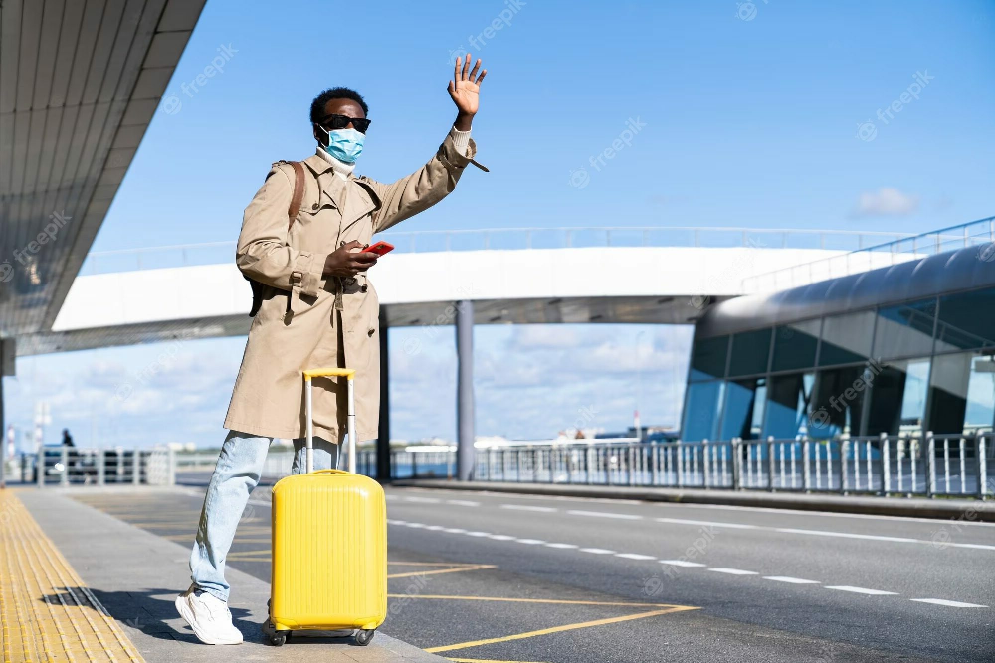 homme-afro-americain-valise-jaun